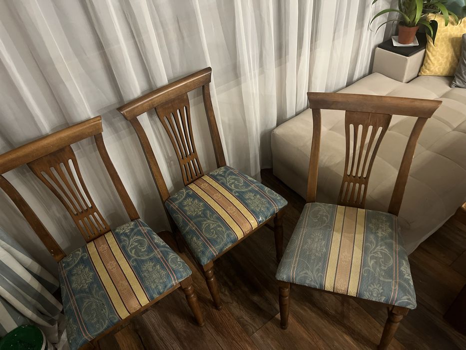 Продавам 3 броя столове