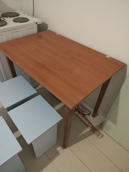 Стол с табуретками