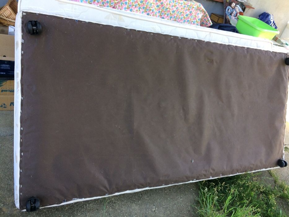 Продавам легло с матрак.