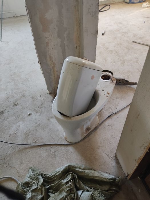 Продам унитаз с бачком