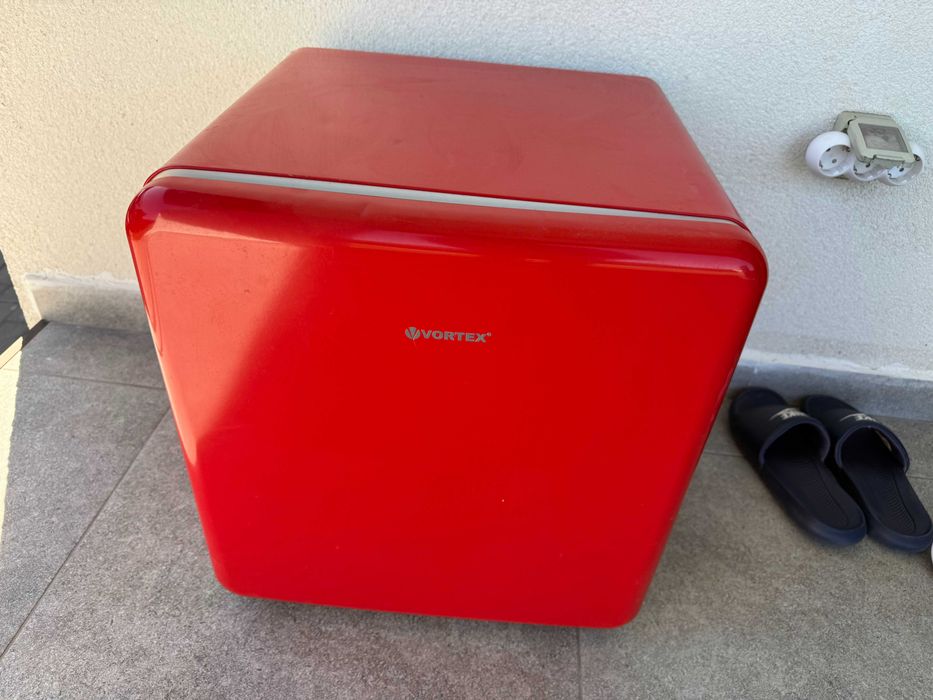 Mini frigider Vortex 47L rosu minibar