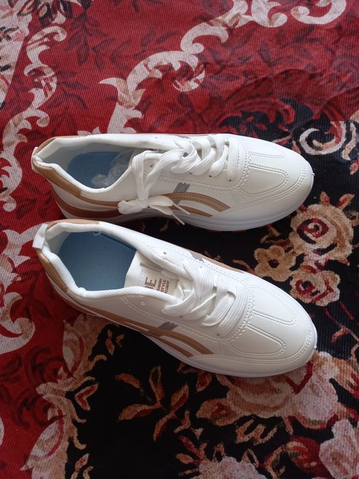 Продам женские кроссовки