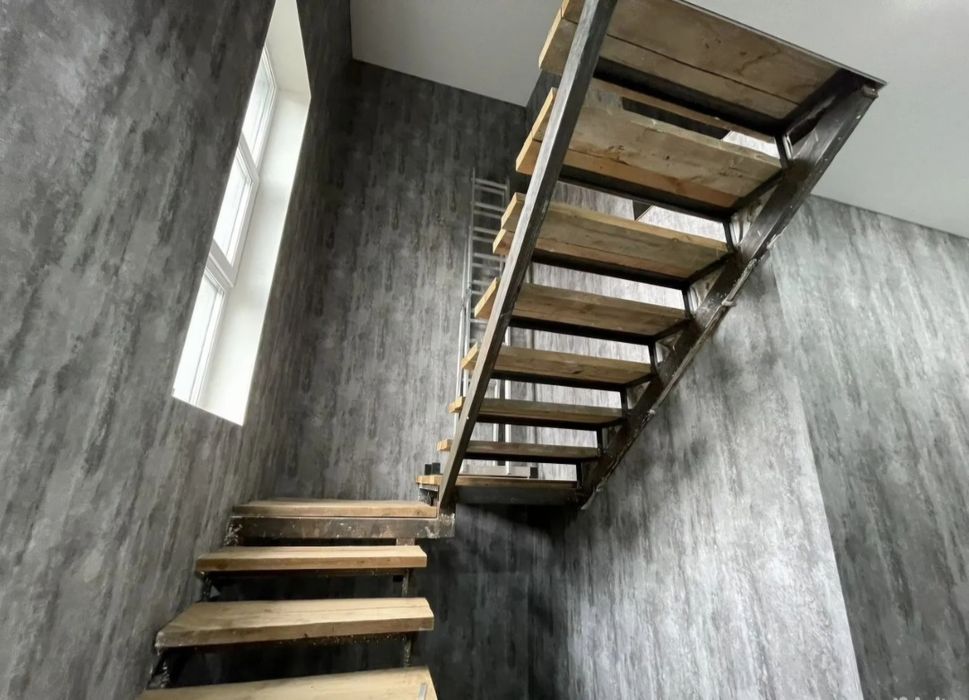 Поклейка обоев Галтелей