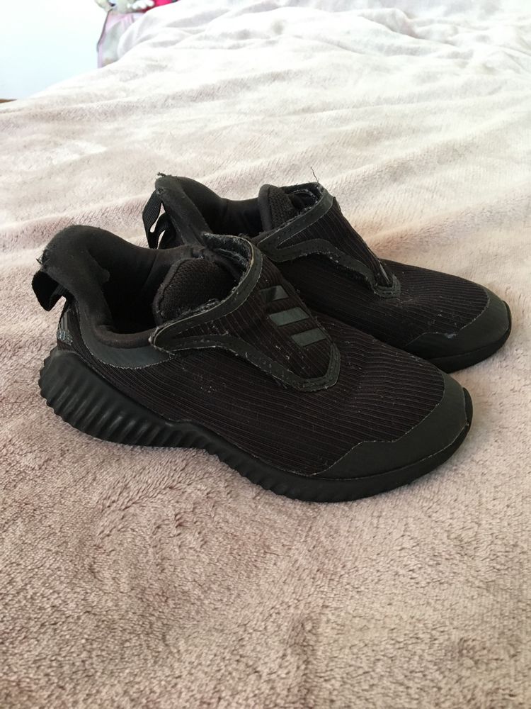 Маратонки Adidas 30 номер + подарък пантофи гр. Сандански • OLX.bg