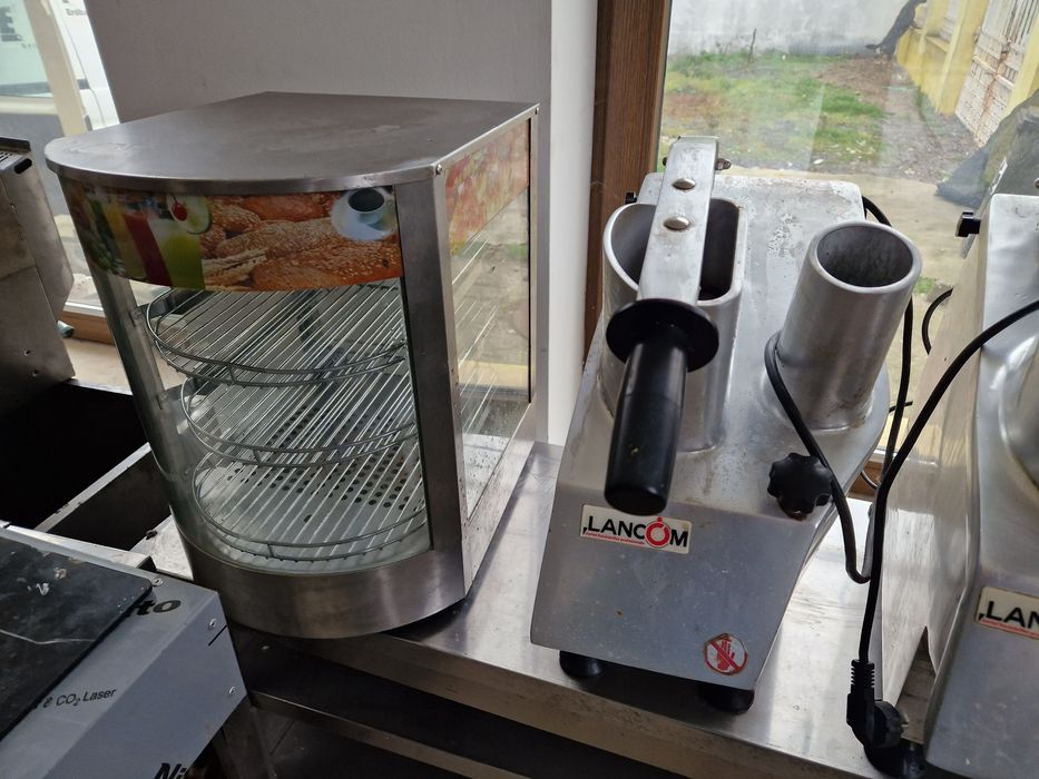 Friteuza inox, chiuveta, robot legume, vitrina calda