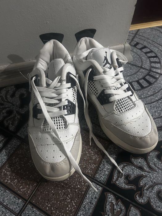 Jordan 4 Retro ,,Military Black”