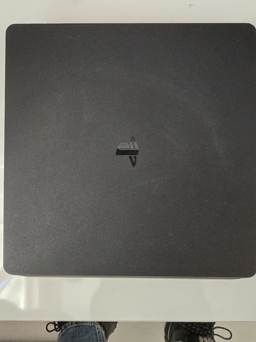 PS4 Slim Playstation 4 конзола Плейстейшън 4 + 2 джойстика почти нов
