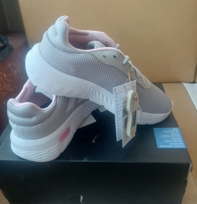 Маратонки adidas нови.Подходящи  за сезона.