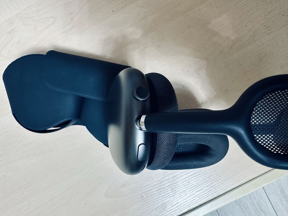 Airpods max почти новый