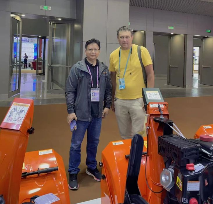 Снегоуборщик бензиновый