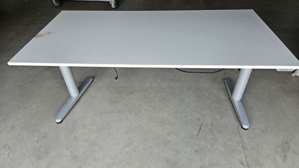 Birou reglabil pe înălțime electric pentru IT