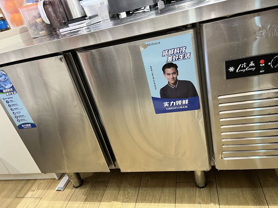 Продается металлический холодильник