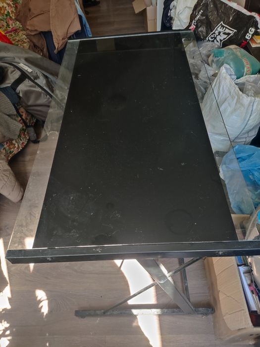 Продава се стъклена маса с метални крачета