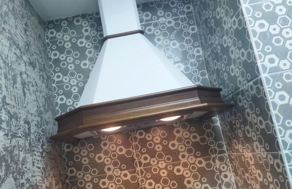 Продам вытяжку брендовая,