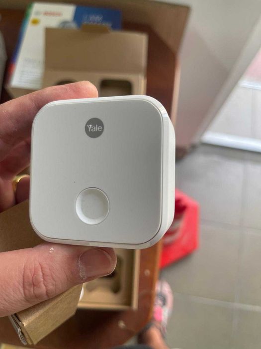 Bosch Smart Home, Yale Linus® Smart Lock, încuietoare cu punte WiFi, compatibilă cu Amazon Alexa, Apple HomeKit și Google Home