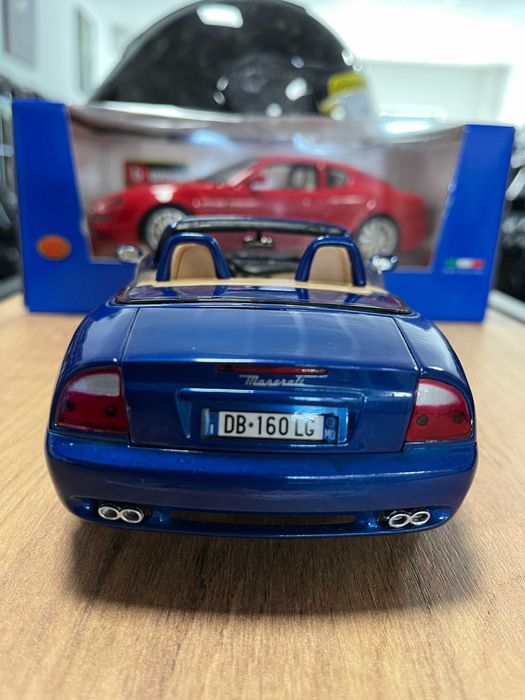 Чисто нова метална колекционерска количка MASERATI SPYDER 2000г.1:18