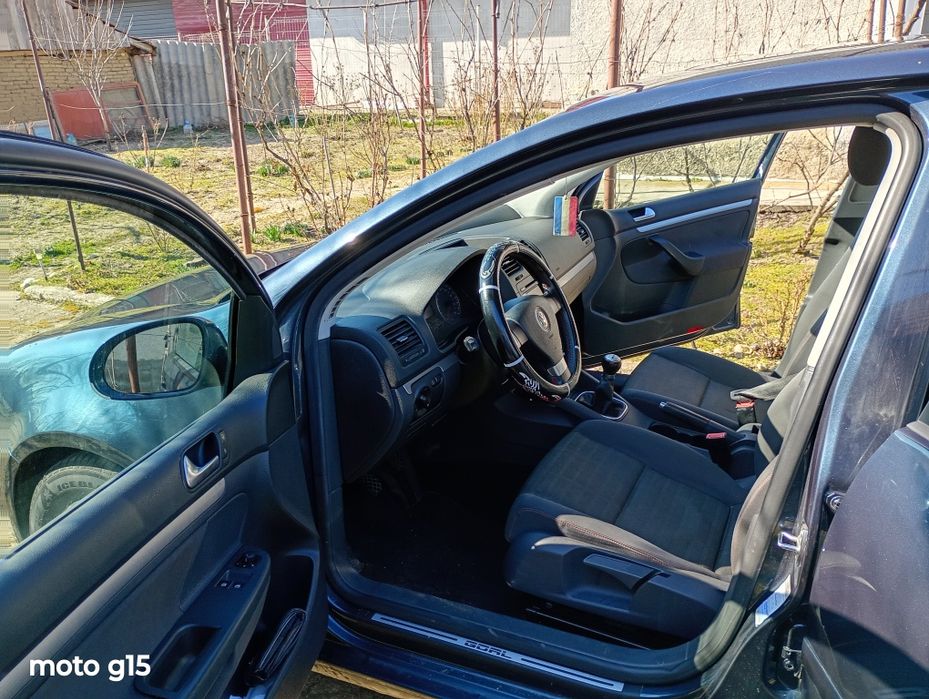 Vând Volkswagen Golf V 1.6 benzina