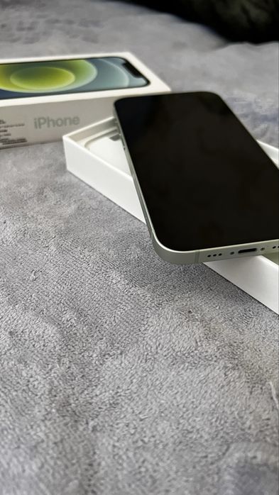 IPhone 12 с документами