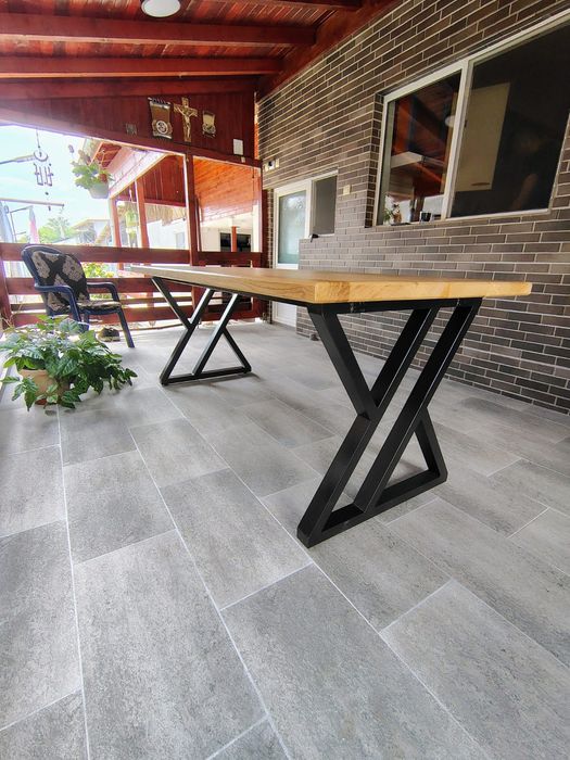 Masă dining premium din lemn masiv și metal, design modern industrial