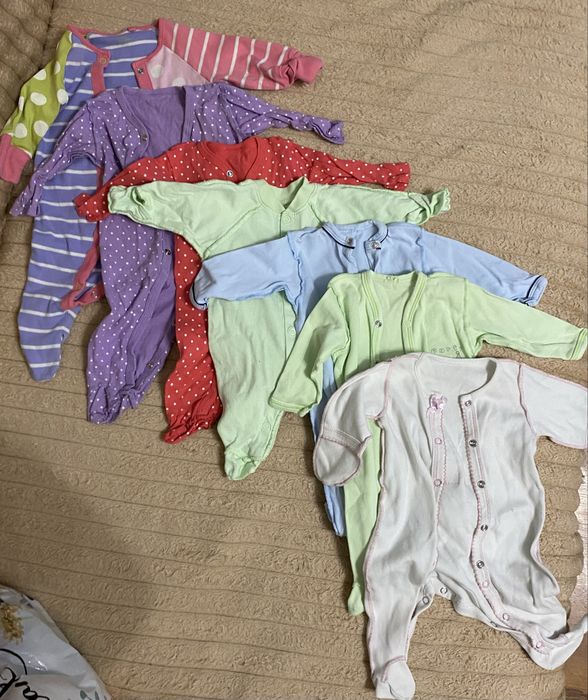 Пакет одежды на новорожденную девочку