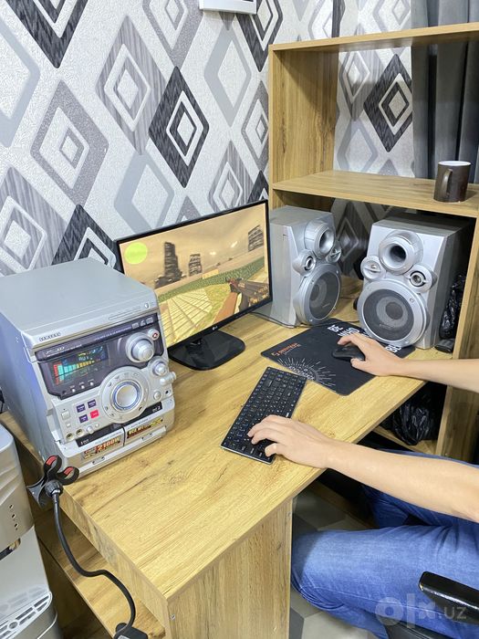 Kampyuter, kalonka va km stoli sotiladi arzon narzda