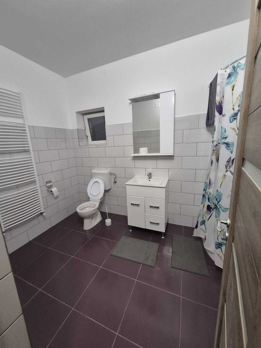 Proprietar, închiriez apartament 3 camere ultracentral cu loc parcare