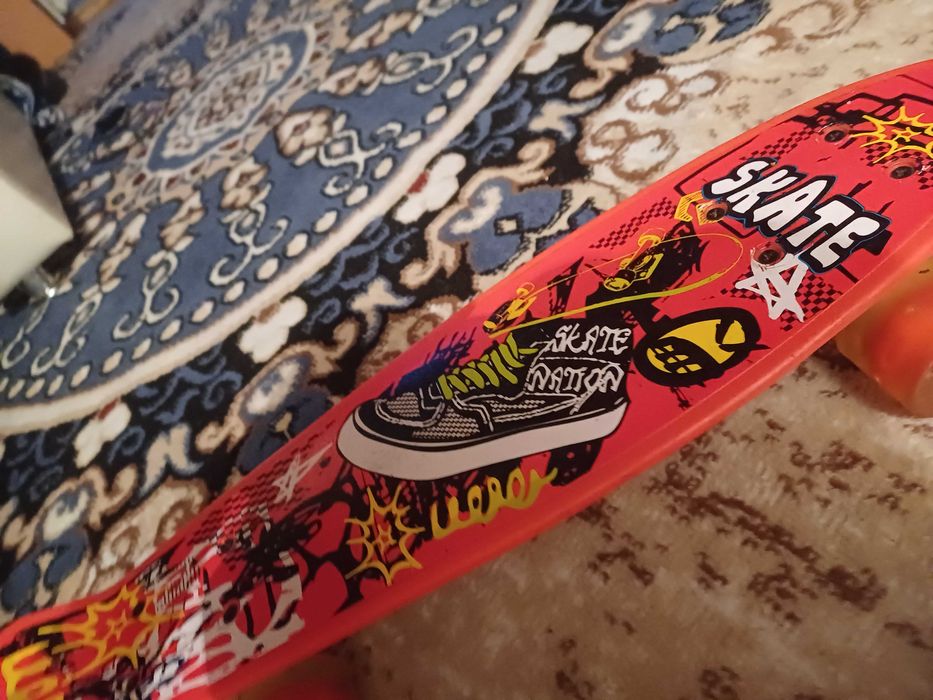 Скейт красного цвета