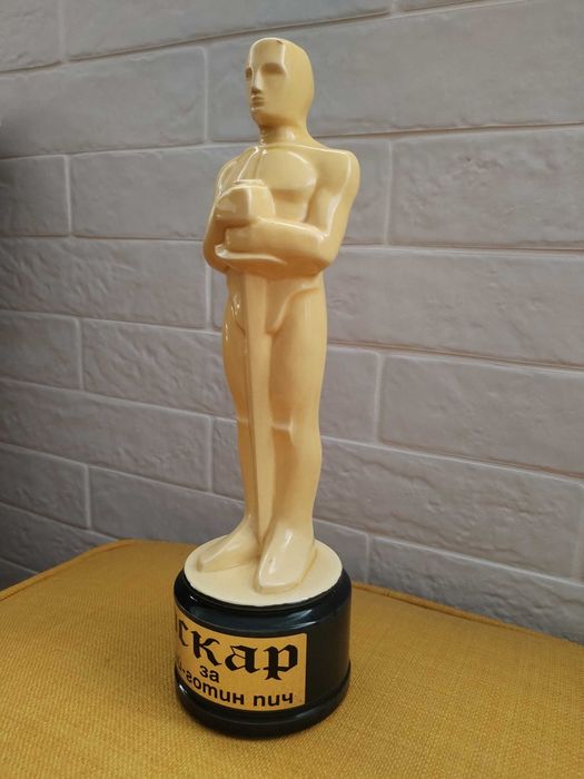 Статуетка Оскар с надпис за най-готин пич