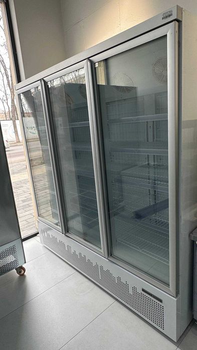 Витрина холодильник для десерт