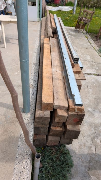 Дървени греди на различни размери подходящи за колони