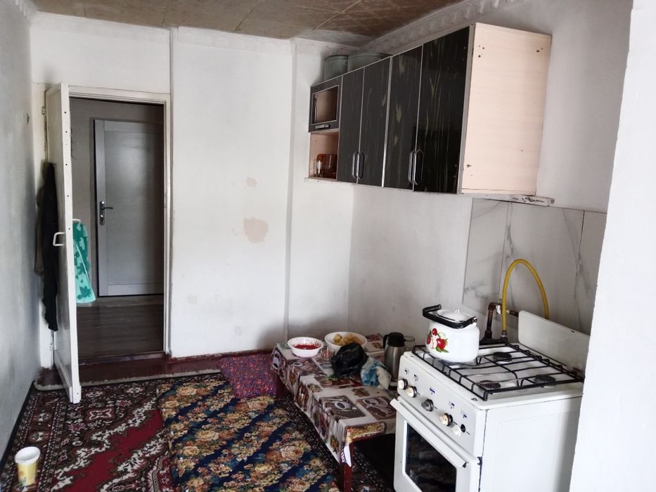 Maktab yonida magazin bor atrofida