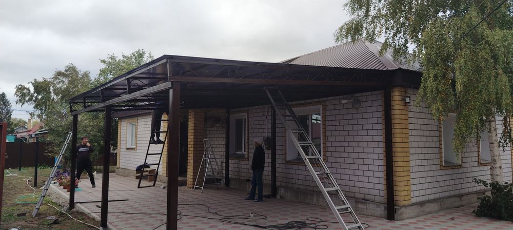 Навес во двор казарьки над дверю
