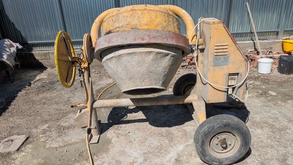 Vand grebla pentru tractor pentru strans iarba / Închiriez betoniera volum 5 roabe