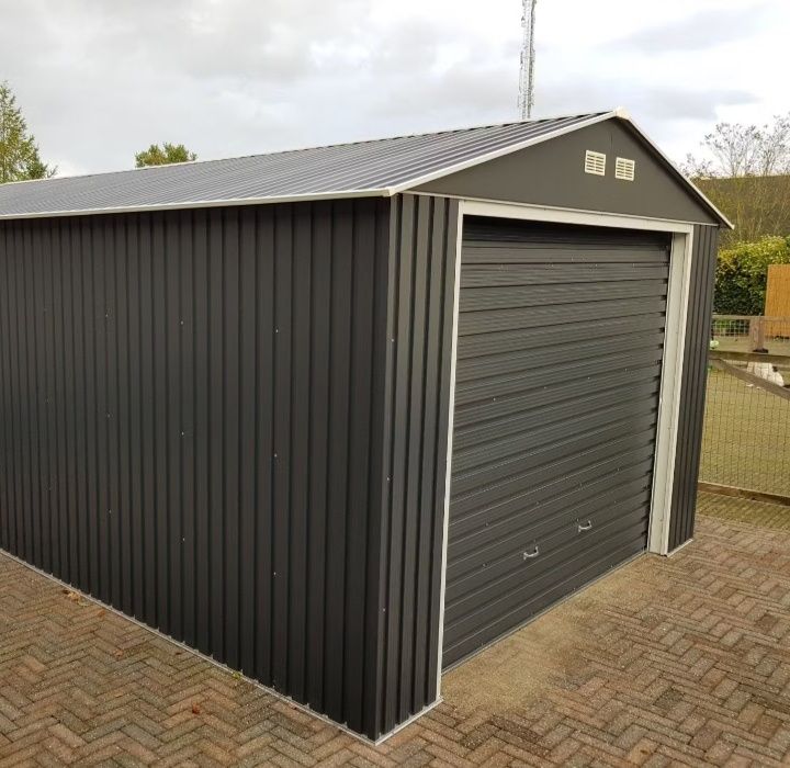 Garaj auto metalic sau din panouri sandwich