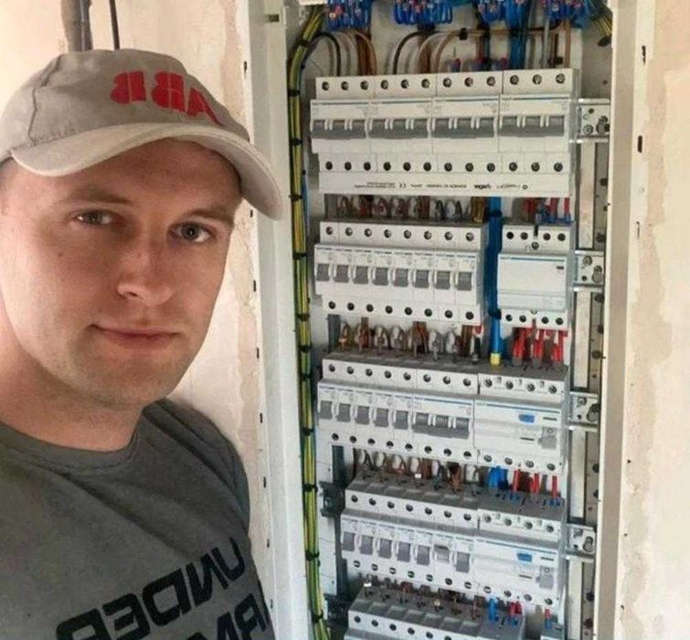 Электрик с опытом 9 лет. Замена розетки и подключение вытяжки