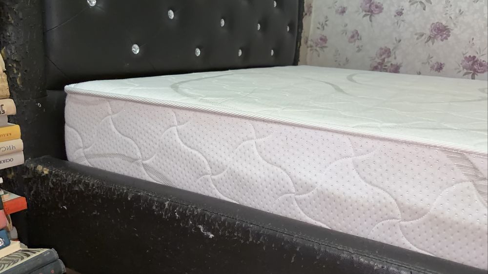 Кровать с матрасом