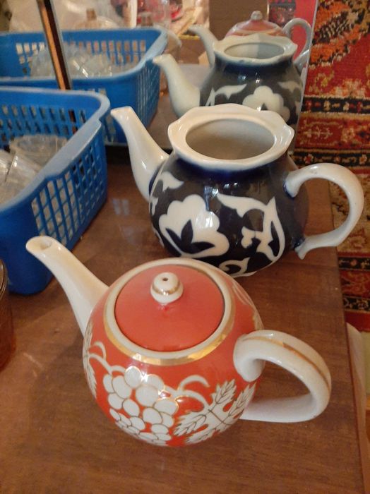 Посуда разная,тарелки-чайники.