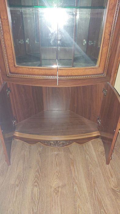 Продам угловой сервант