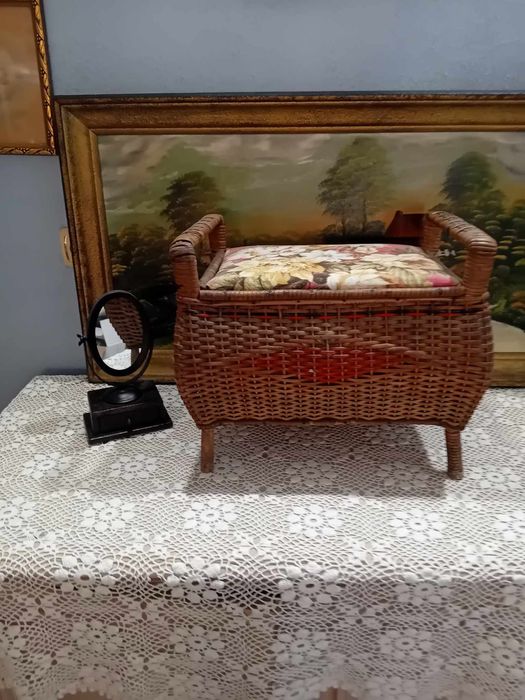 Етажерка,бижутерка,табуретка