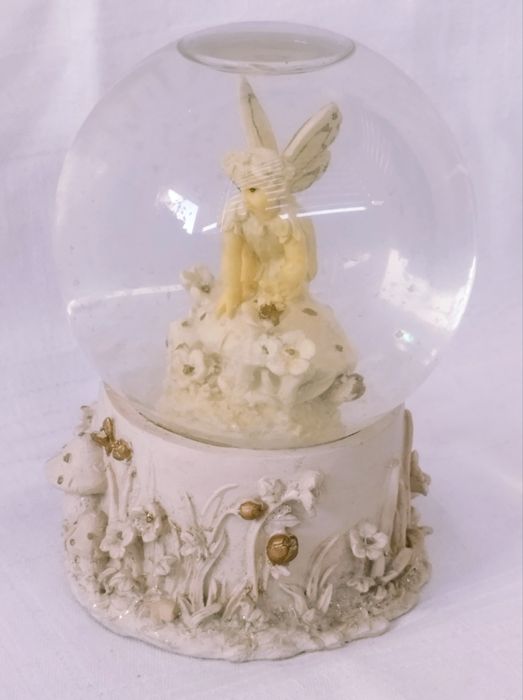 Decoratiune glob de cristal cu lichid si Zână.