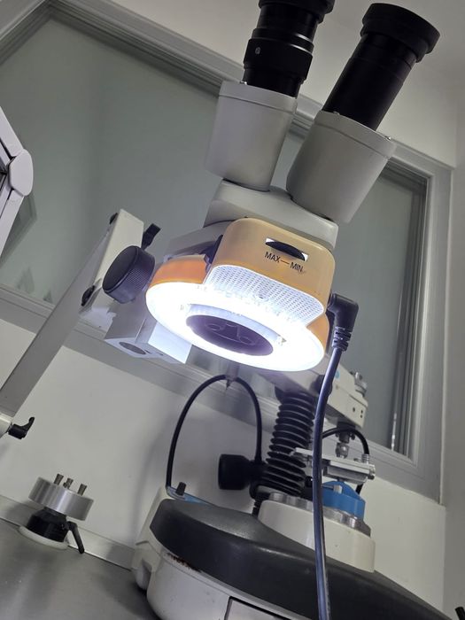 Microscop fino pentru tehnică dentară.