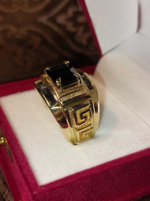 Мужской золотой перстень с бриллиантами и сапфирами кольцо