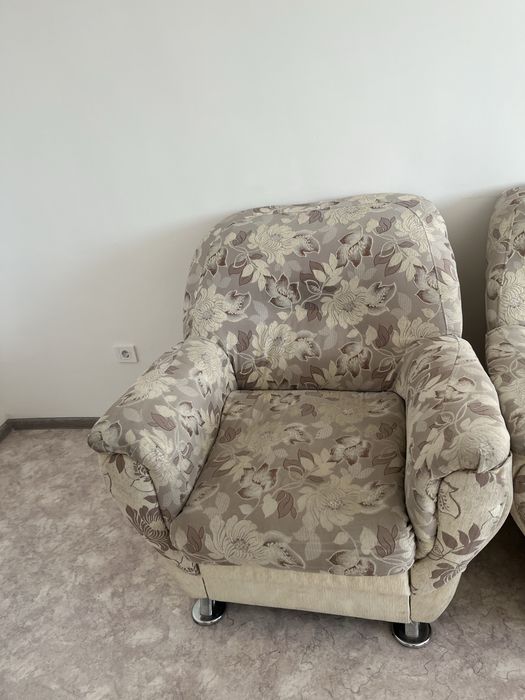 Кресло с  двумя диванами