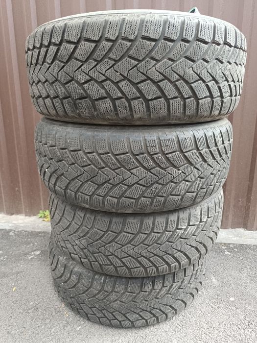 Продам зимние шины 215 55 R17