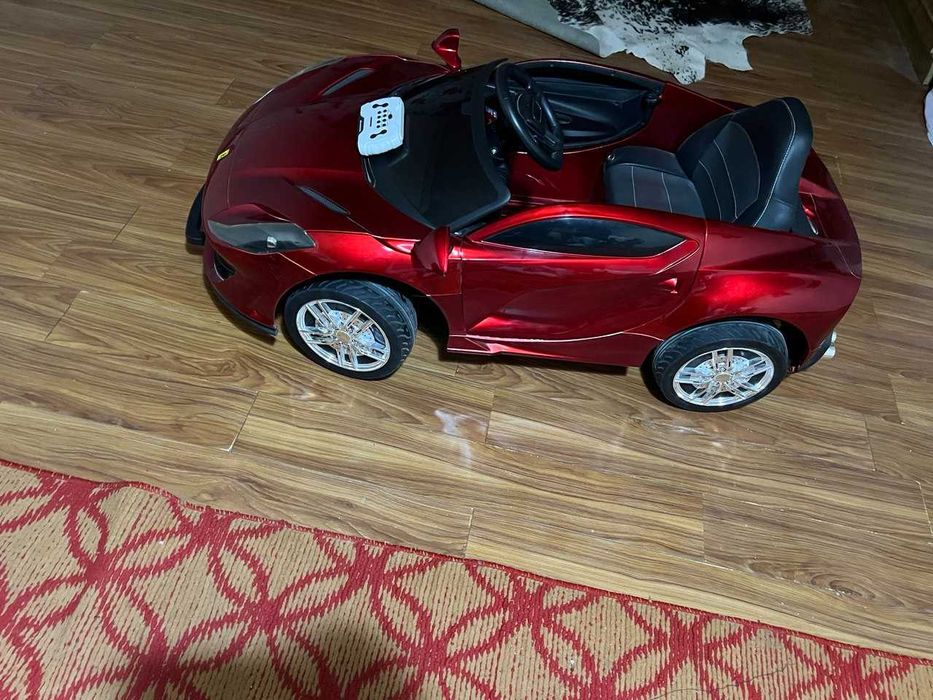 Moshina Ferrari qizil