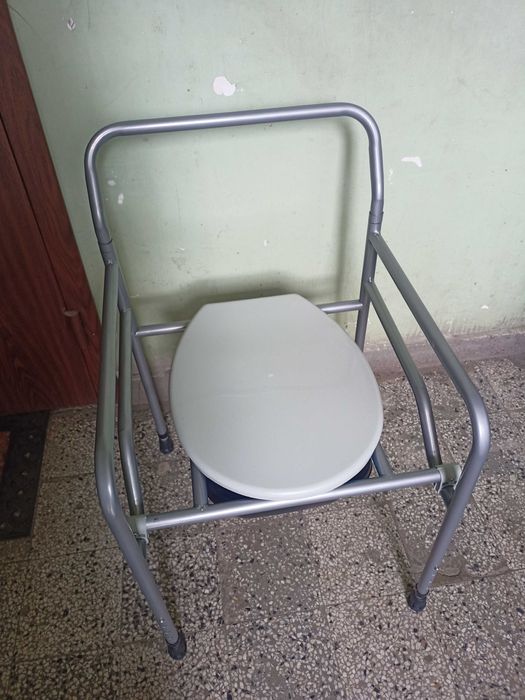 Ролатор и Инвалиден тоалетен стол