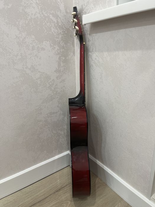 Гитара, хорошо работает