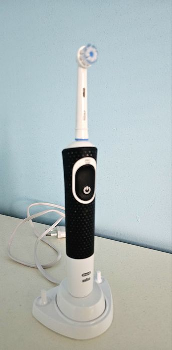 Електрическа четка за зъби ORAL B
