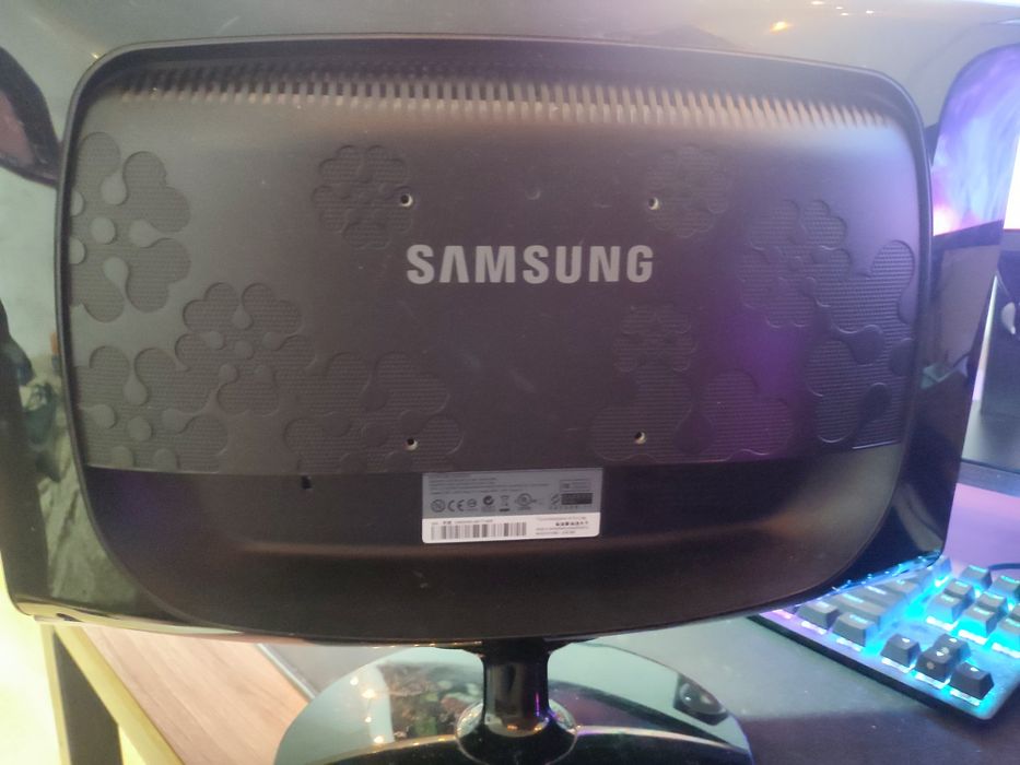 Монитор Samsung 1600x900