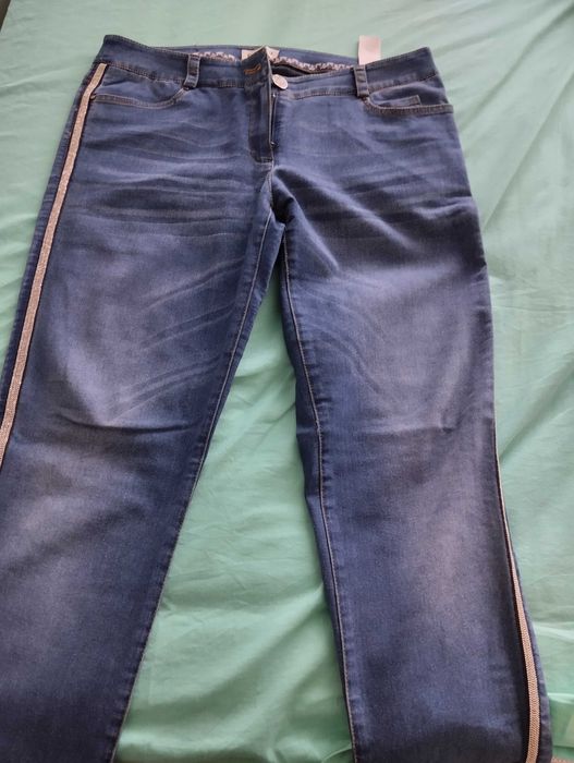 Чисто ново дънки